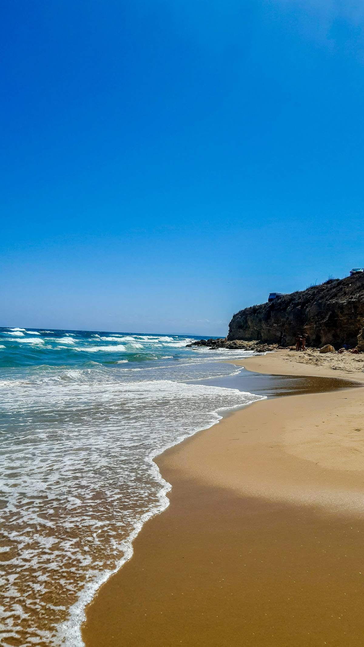 Sandstrand mit Wellen an der bulgarischen Schwarzmeerküste