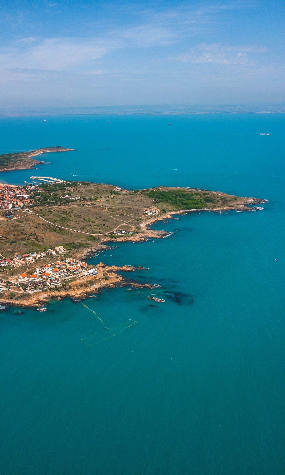 Luftaufnahme der bulgarischen Schwarzmeerküste mit Halbinsel und Hafen