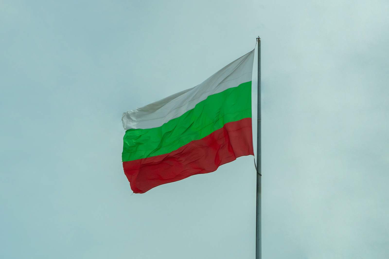 Bulgarische Flagge an einem Fahnenmast