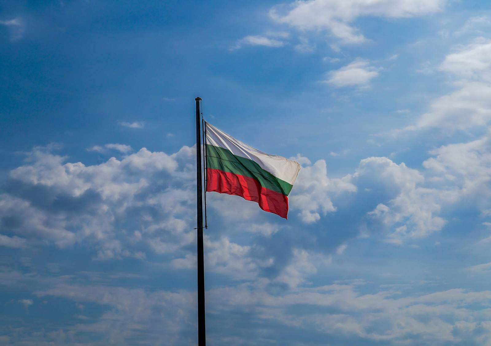 Bulgarische Nationalflagge weht vor blauem Himmel