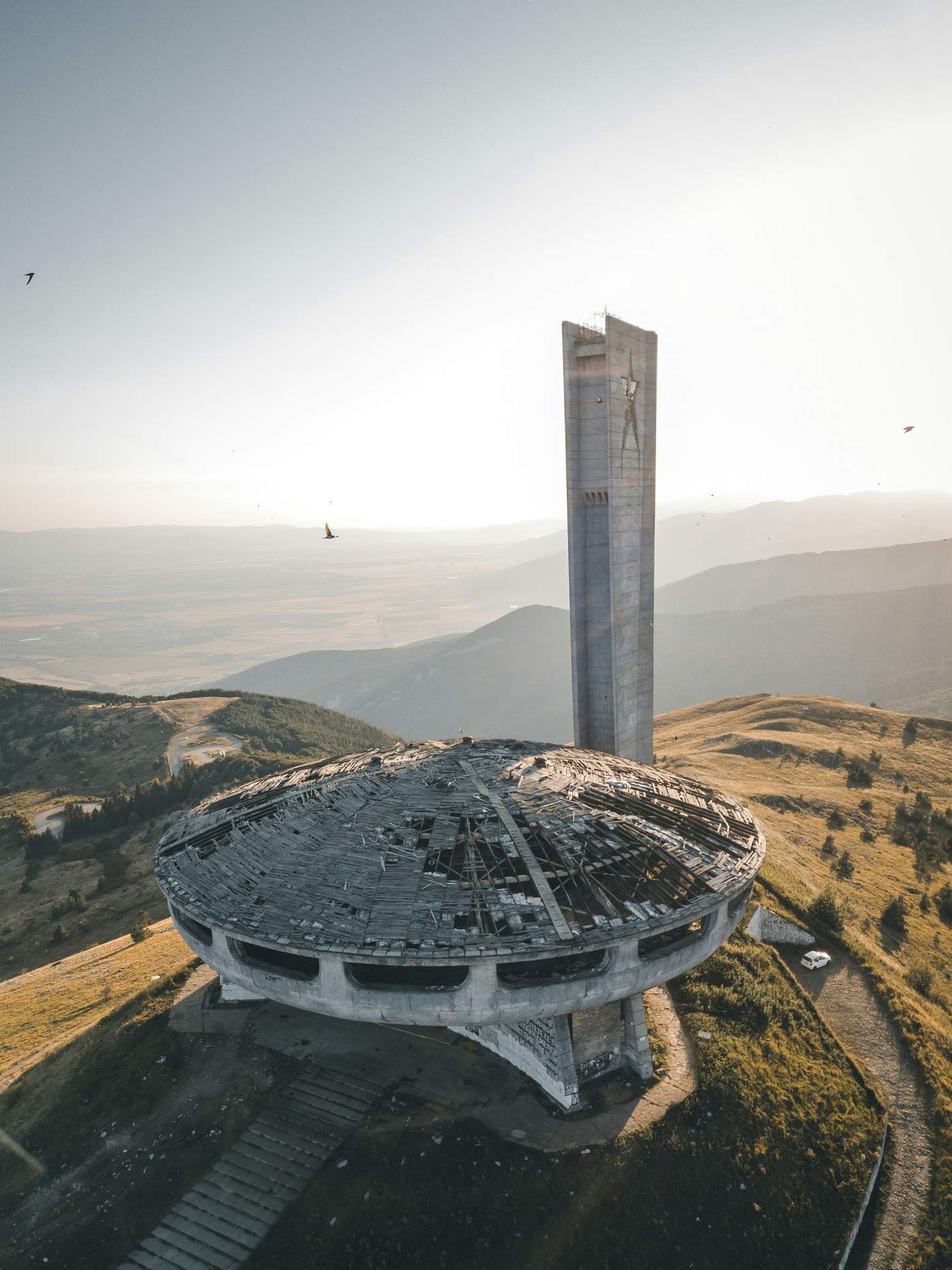 Buzludzha-Monument auf einem Berggipfel im Abendlicht, Luftaufnahme
