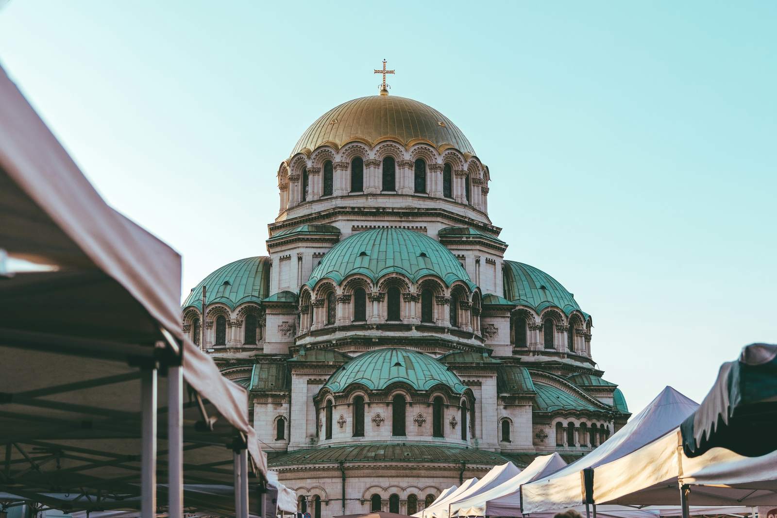 Goldene Kuppel der Alexander-Newski-Kathedrale hinter Marktständen in Sofia