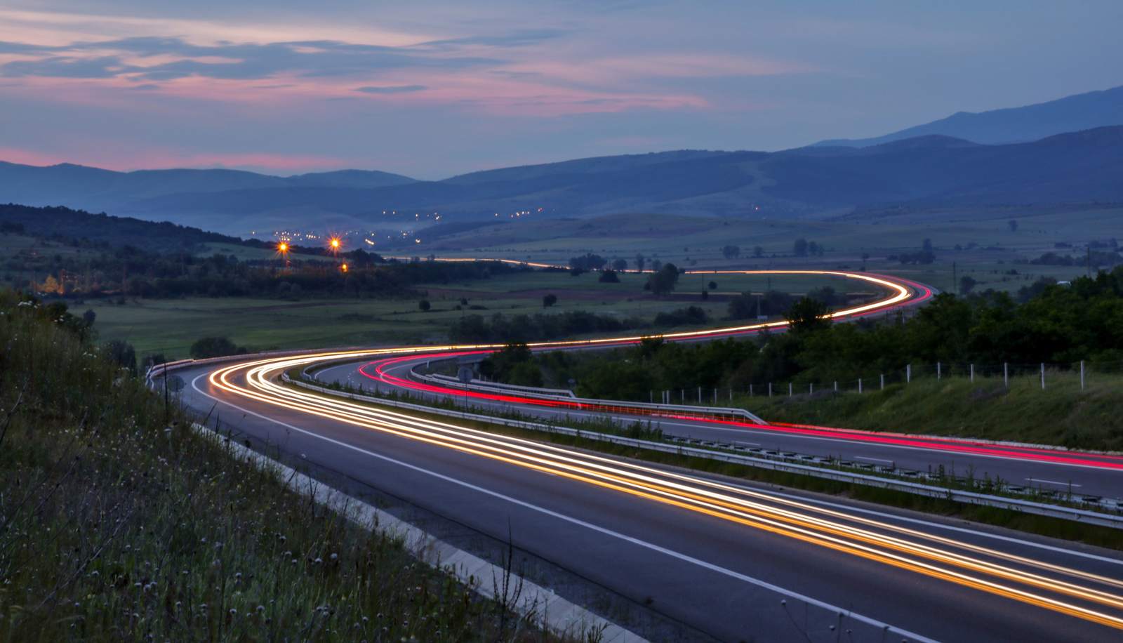 Autobahn mit Lichtspuren in der Abenddämmerung in Bulgarien