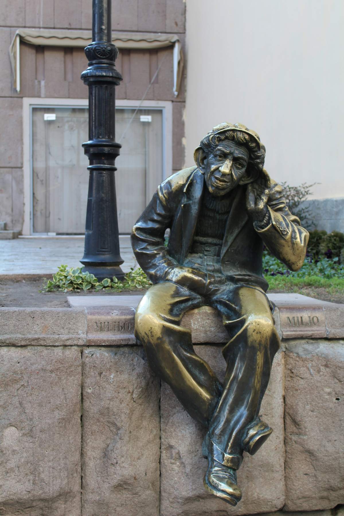 Bronzestatue „Miljo der Verrückte“ in der Altstadt von Plowdiw
