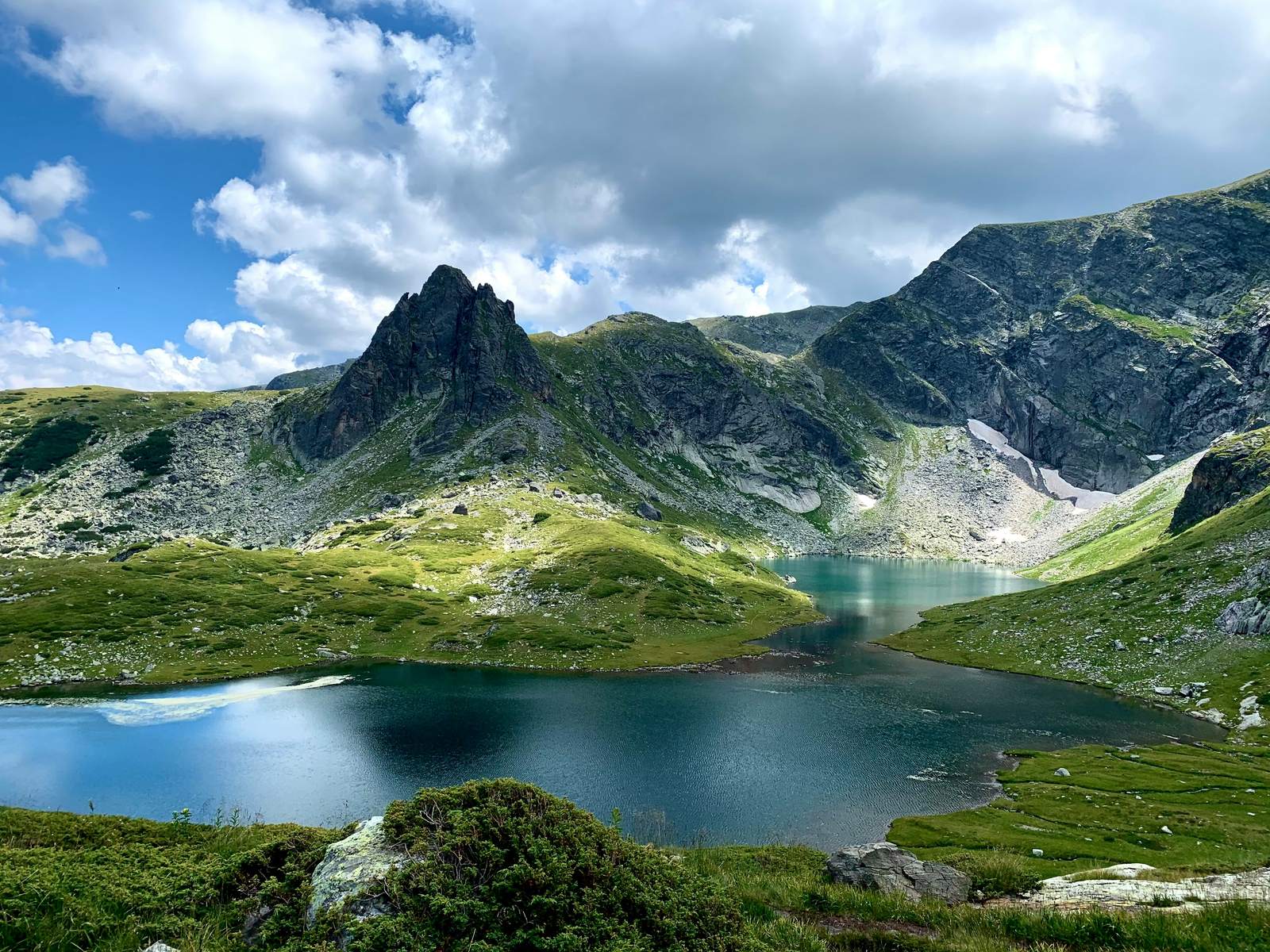 Bergsee der Sieben Rila-Seen mit schroffen Gipfeln